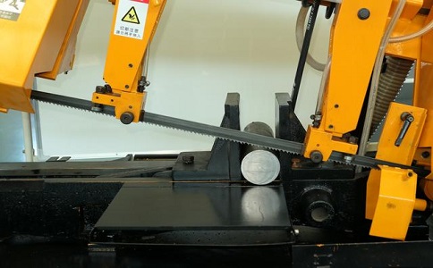 新龙数控带锯床自动送料精度会出现偏差吗？