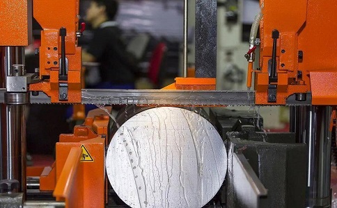 新龙立式金属带锯床切削出现跑带故障解决方法！